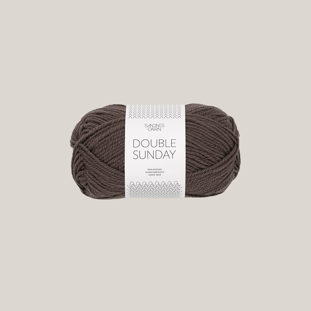 Double sunday fra Sandnes Garn. 100% merino. Køb det hos Den Lille Garnbiks. 108 meter på 50 gram. Strikkepind 3,5 millimeter til 4,5 millimeter. Farve 3880