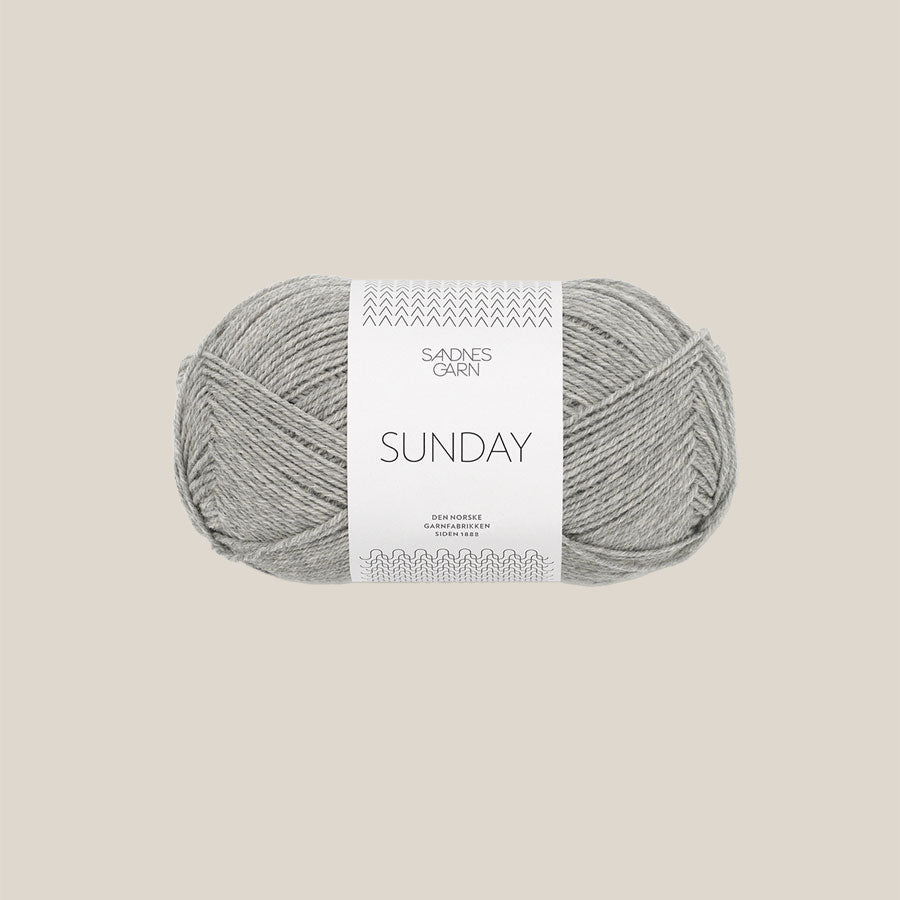 Sunday fra Sandnes Garn – blødt og ubehandlet merinouldgarn i fingering weight, perfekt til babystrik, finstrik og som følgetråd, forhandles hos Den Lille Garnbiks. 100% Merino. strikkefasthed på 28 masker på 10 cm. løbelængde på 235 meter på 50 gram. Farve 1042
