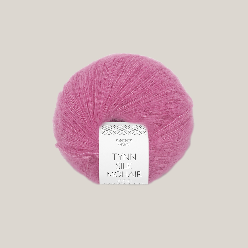 Sandnes Tynn Silk Mohair garn – eksklusivt lace weight garn med mohair og silke, ideelt til strik af lette sweatre, sjaler og trøjer. Farve 4626. Perfekt som følgetråd.